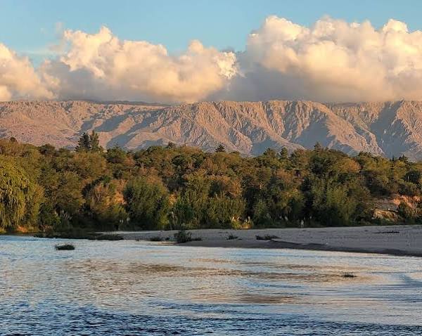 Paisaje con río y montañas de Mina Clavero